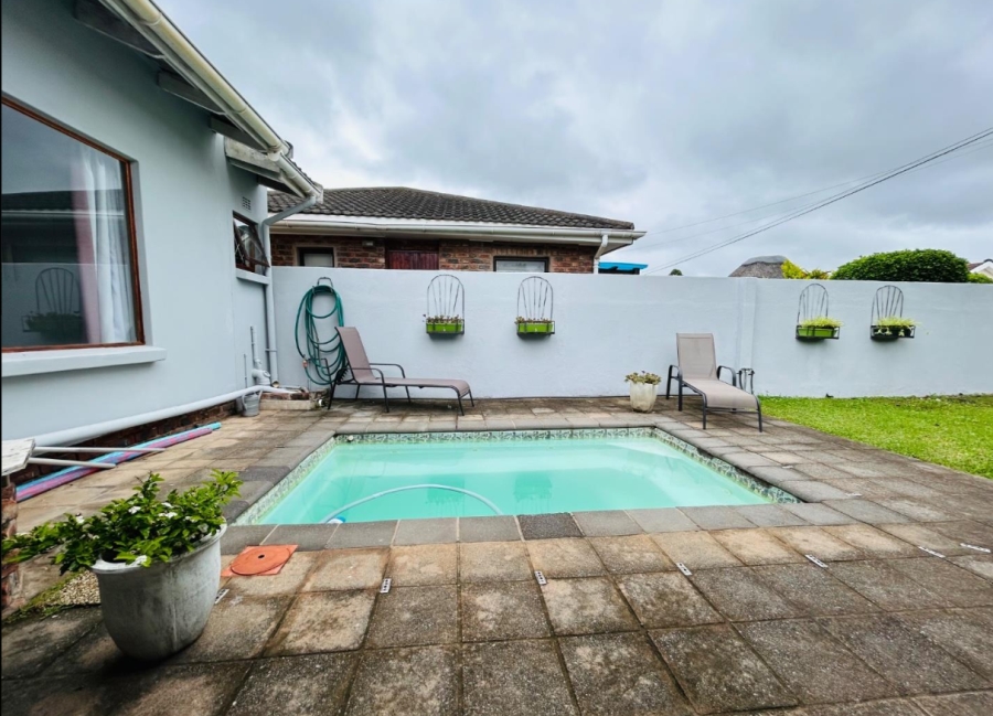 To Let 4 Bedroom Property for Rent in Dorchester Heights Eastern Cape